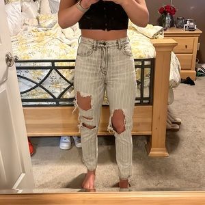 American Eagle ripped mom jean